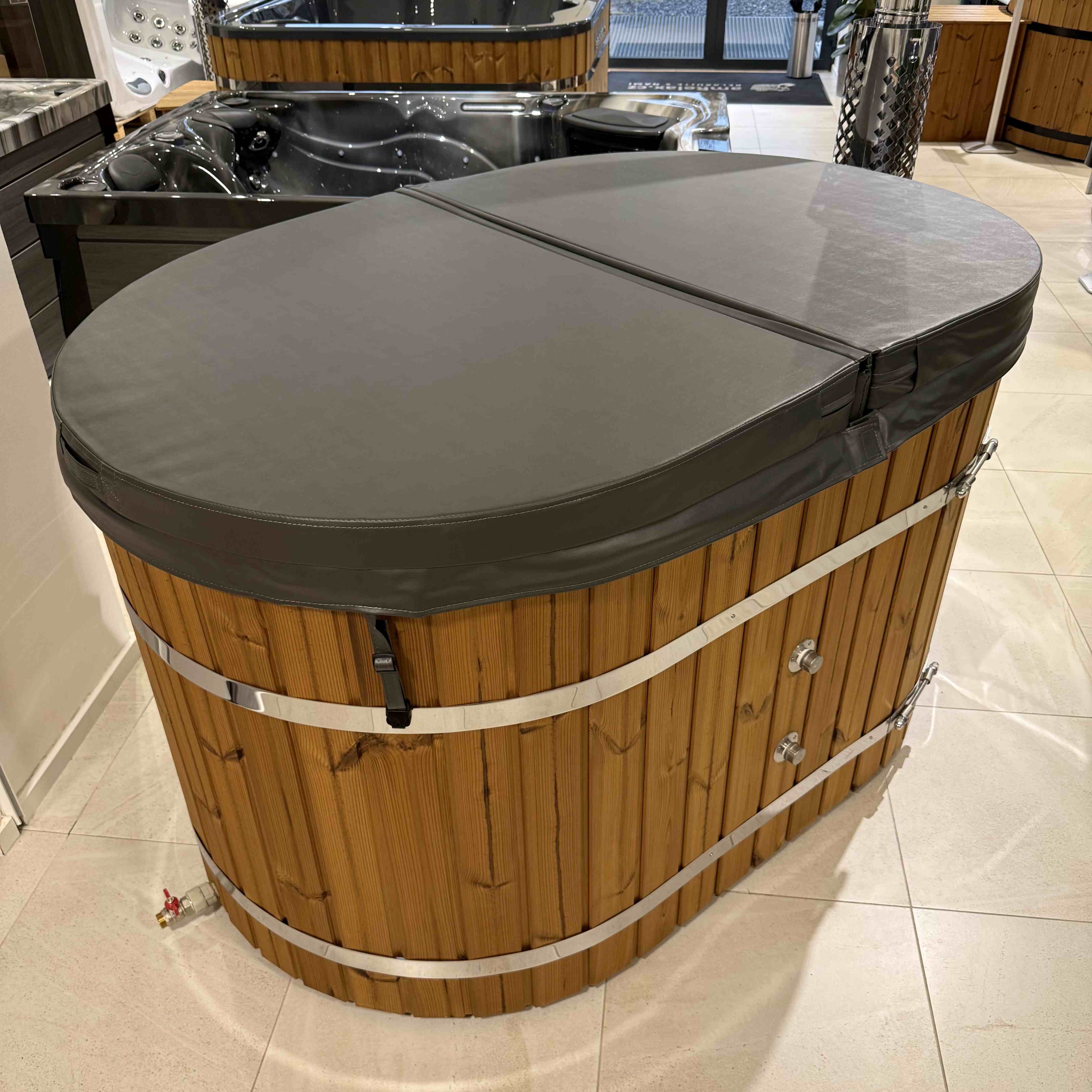 Koupací sud oválný s hydromasážním systémem (akrylátová vložka, vířivka)